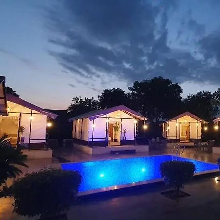Luxury Farmhouse In Chhatarpur With Pool 新德里 外观 照片