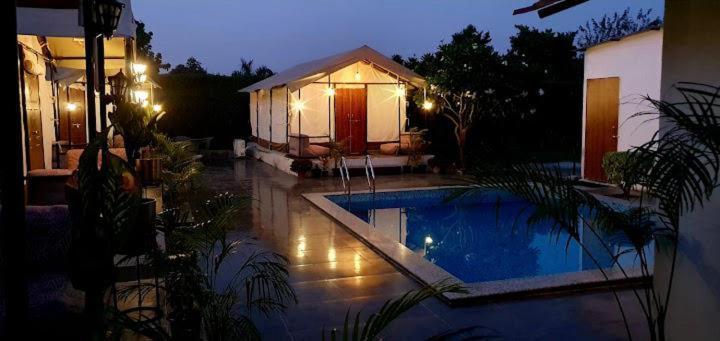 Luxury Farmhouse In Chhatarpur With Pool 新德里 外观 照片