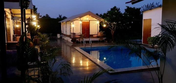 Luxury Farmhouse In Chhatarpur With Pool 新德里 外观 照片