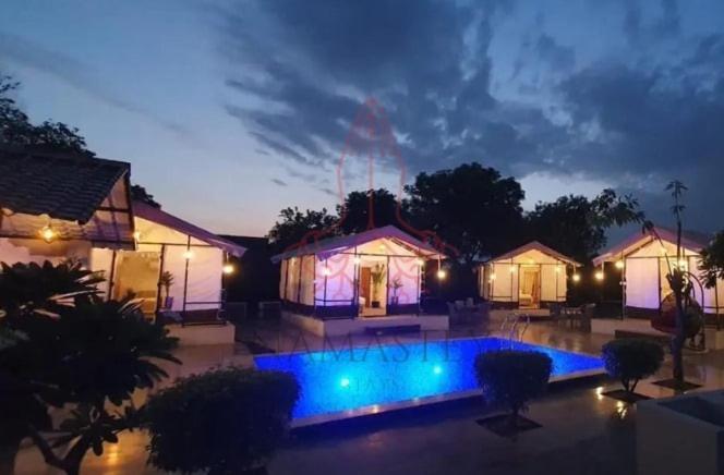 Luxury Farmhouse In Chhatarpur With Pool 新德里 外观 照片