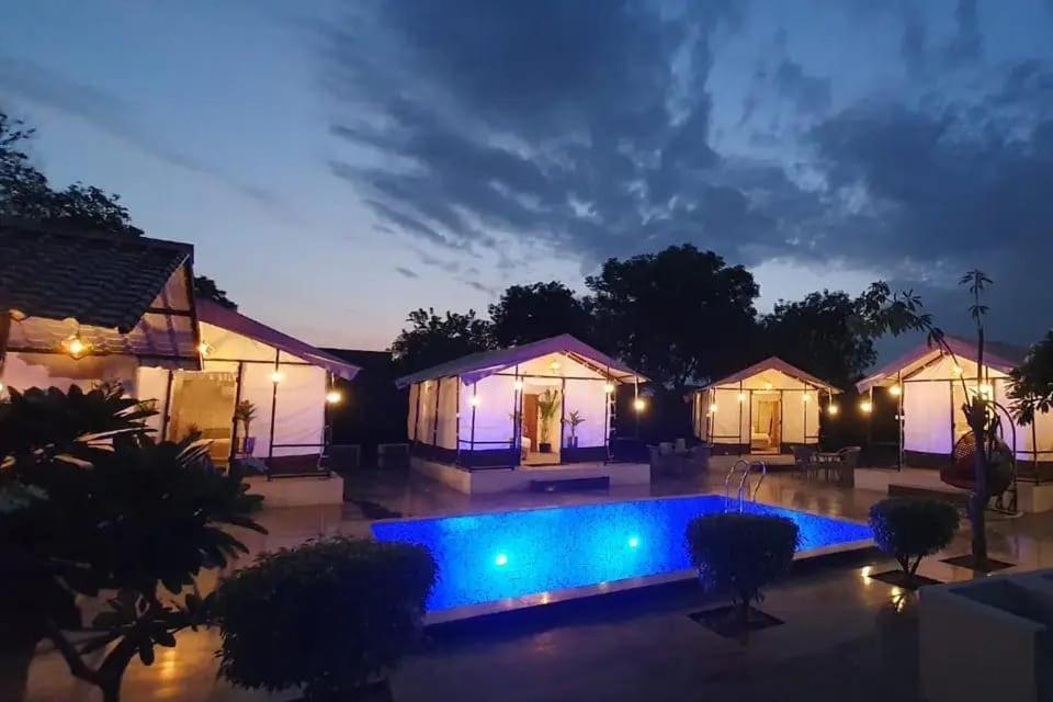 Luxury Farmhouse In Chhatarpur With Pool 新德里 外观 照片